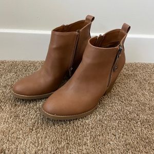 Universal thread brown zip up booties size 8